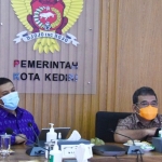 Wali Kota Kediri Abdullah Abu Bakar didampingi Sekda Kota Kediri Bagus Alit saat mengikuti Rakor Tindak Pidana Korupsi yang digelar Komisi Pemberantasan Korupsi (KPK) secara virtual, Kamis (2/9). foto: ist.