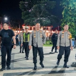 Kapolrestabes Surabaya saat memimpin patroli.