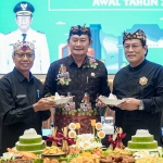 Bupati Yuhronur menyerahkan potongan tumpeng kepada Wabup Abdul Rouf dan Sekda Moh. Nalikan saat coffee morning.