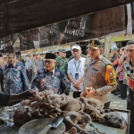 Bupati dan Kapolres Blitar saat sidak ke Pasar Wlingi.