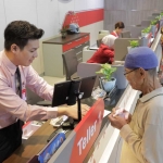 Petugas saat melayani salah satu lansia. (Ist). 