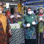 Wabup Aminatun Habibah (tiga dari kanan) menunjukkan produk UMKM saat hadir di Gebyar Bazar UMKM. foto: SYUHUD/ BANGSAONLINE.com