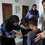 Tim lintas OPD yang dibentuk Bupati Kediri saat menyapa korban selamat kasus dugaan percobaan bunuh diri yang menimpa satu keluarga di Desa Manggis, Kecamatan Ngancar. Foto: Ist