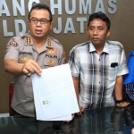 Kabid Humas Polda Jatim Kombespol Frans Barung Mangera menunjukkan surat pernyataan yang dibuat oleh Roni dan Feny, dua orang yang memposting ajakan "Jihad Tour To Jakarta".