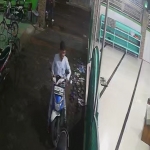Tangkapan layar CCTV saat pelaku menggasak motor korban