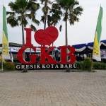 Panitia tengah memersiapkan terop untuk kampanye akbar SQ di bundaran I Love GKB. syuhud/ BANGSAONLINE