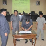 Ketut Yudi Kartiko bersama Ketua DPRD H. Ahmad Dafir saat menandatangani Surat pergantian Wakil Ketua DPRD Bondowoso.