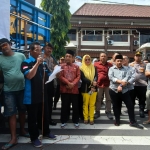 Anggota DPRD Trenggalek saat terima aspirasi ratusan sopir truk