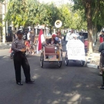 Tukang becak mendatangi kantor Balai Kota Kediri, menuntut pembubaran GoJek.