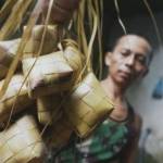 Achsantud Dzoni menunjukkan ketupat matang yang siap dijual. foto: RONY S/ BANGSAONLINE