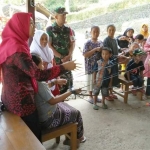 Tim kesehatan dari TNI saat membantu pemeriksaan kesehatan warga Dusun Kalitelu, Desa Dompyong, Kecamatan Bendungan, Trenggalek.