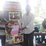 Kasi Pelayanan DPPMT Fahmi saat kegiatan bakti sosial dan pelayanan publik yang digelar PWI Lamaongan.