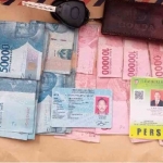 Barang bukti sejumlah uang dan ID card yang berhasil diamankan di Mapolres Pasuruan. Foto: MOCH ANDY FACHRUDIN/ BANGSAONLINE