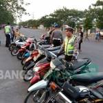 Puluhan sepeda motor saat diamankan di area Simpang Lima Gumul Kediri. foto: dendi martoni/ BANGSAONLINE
