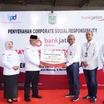 Penyerahan CSR Bank Jatim secara simbolis yang diterima Pemkab Malang.
