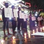 SAVE INDONESIA – Aktifis PMII Komisariat AIA Al Khoziny Sidoarjo membentangkan poster dan menyalakan lilin saat aksi Save Indonesia, di Paseban Pendopo Sidoarjo, Minggu (25/1/2015) malam. foto: nanang ichwan/BangsaOnline