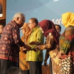 Wakil Bupati Kediri Dewi Mariya Ulfa saat menerima penghargaan dari Menteri PUPR, Basuki Hadimuljono. Foto: Ist