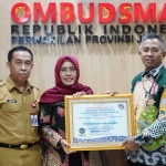 Wakil Bupati Kediri, Dewi Mariya Ulfa, saat menerima penghargaan dari Kepala Ombudsman RI Perwakilan Provinsi Jawa Timur, Agus Muttaqin. Foto: Ist