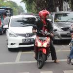 Parkir kendaraan yang semrawut di depan SDN Pucang 1, kemarin. foto : nanang ichwan/BangsaOnline