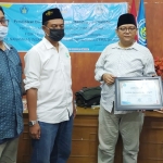Forkom Jurnalis Nahdliyin memberi pelatihan dasar jurnalistik yang diadakan Himpunan Mahasiswa Administrasi FISIP Unipra Surabaya. foto: istimewa