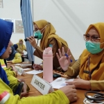 Kepala Puskesmas Bawangan, dr Zusvina Aida Fitria saat lakukan CKG