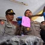 Kapolres Lumajang menunjukkan barang bukti hasil Operasi Sikat Semeru. (Imron/BangsaOnline.com)