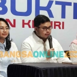 Calon Bupati Kediri nomor urut 2 Hanindhito Himawan Pramana saat menggelar konferensi pers didampingi istrinya (kiri) dan Calon Wakil Bupati Kediri, Dewi Mariya Ulfa. Foto: MUJI HARJITA/BANGSAONLINE