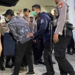 Tim penyidik Komisi Pemberantasan Korupsi (KPK) membawa satu koper usai menggeledah kediaman Sekretaris Jenderal (Sekjend) PDI Perjuangan (PDI-P) Hasto Kristiyanto, Selasa (7/1/2025). Foto: Kompas.com