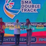 Gubernur Khofifah saat menghadiri Millenial Enterpreneur Award 2023 di Graha ITS, Surabaya. Foto: DEVI FITRI AFRIYANTI/BANGSAONLINE