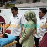 Dirut Petrokomia, Gresik Daconi Khotob, ketika menyapa peserta khitan. Foto: SYUHUD/BANGSAONLJNE