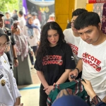 Wali Kota Kediri Vinanda Prameswati saat mengajak para pemain film 