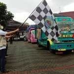 Bupati Bangkalan R Abdul Latif Amin Imron saat melepas truk-truk yang akan mendistribusikan paket sembako ke sejumlah kecamatan.