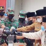Kapolres Bangkalan AKBP Alith Alarino, S.I.K. bersama Bupati dan Forpimda serta Ketua MUI Bangkalan secara bersamaan memasukkan sabu-sabu ke dalam gelas blender untuk dihancurkan.