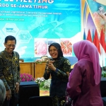 Wakil Bupati Kediri Dewi Mariya Ulfa (tengah) saat menghadiri acara High Level Meeting Tim Pengendali Inflasi Daerah (TPID) dan Tim Percepatan dan Perluasan Digitalisasi Daerah (TP2DD) se-Jawa Timur. (Ist)
