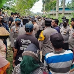 Masyarakat di Dusun Pancer, Desa Sumberagung, Kecamatan Pesanggaran, Banyuwangi, yang menolak tambang emas saat dihadang petugas.