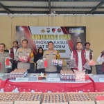 Kapolresta Sidoarjo, Kombespol Christian Tobing (tengah), memimpin ungkap kasus praktik ilegal pengoplosan liquid petroleum gas (LPG) subsidi ukuran 3 kilogram ke dalam tabung gas portabel.