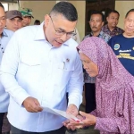 Wamen ATR/Waka BPN, Ossy Dermawan, saat menyerahkan sertifikat secara door to door di Semarang. (Ist)