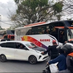 Beberapa bus yang terlihat menurunkan penumpang di sepanjang Jalan Letjen Sutoyo, Medaeng, Waru, Sidoarjo.