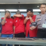 Ketiga pelaku saat dihadirkan dalam rilis di Mapolrestabes Surabaya. foto: ANATASIA/ BANGSAONLINE