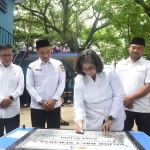 Pj  Wali Kota Kediri saat meresmikan Pojok Baca Digital yang ditandai dengan penandatanganan prasasti. Foto: Ist