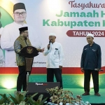 Bupati Kediri Hanindhito Himawan Pramana saat berdialog dengan salah satu haji asal Desa Bringin, Kecamatan Badas. Foto: Ist. 