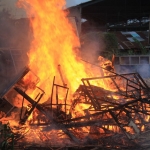 Kobaran api saat melalap pagupon di lahan kosong yang berlokasi di Jalan Karang Asem, Ploso, Surabaya.