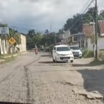  Jalan rusak yang disebabkah truk besar pengangkut material pembangunan proyek Tol Prosiwangi