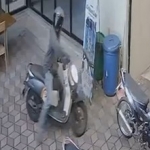 Tangkapan layar CCTV saat pelaku menggasak motor Scoopy milik korban
