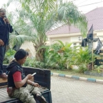 Risang (berdiri di pikap), koordinator aksi saat berorasi meminta Kepala BPKAD dicopot di depan kantor BPKAD Jl. Soekarno Hatta Bangkalan.