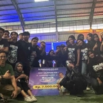 Anggota Komisi XI DPR RI dari Fraksi PAN sekaligus Ketua DPW PAN Jatim, Dr. Ir. H. Ahmad Rizki Sadig, M. Si., saat bersama salah satu pemenang lomba dalam turnamen yang digelar di GOR Rejoagung.