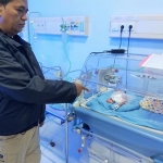 Bayi perempuan yang dibuang orang tuanya saat mendapatkan perawatan intensif di RSUD Sidoarjo.