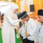 Gubernur Jatim Terpilih, Khofifah Indar Parawansa, saat membagikan santunan kepada anak yatim. Foto: Ist.