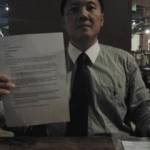 Steven, pengacara Theresia, menunjukkan surat pengaduan yang dikirimkan ke MA. foto: nur faishal/Bangsa Online