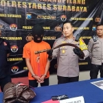 Petugas saat konferensi pers terkait gangster di Surabaya.